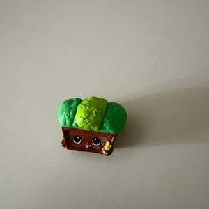 Shopkins Season 5 Winnie Window Box Garden Team Brown Mini Figure